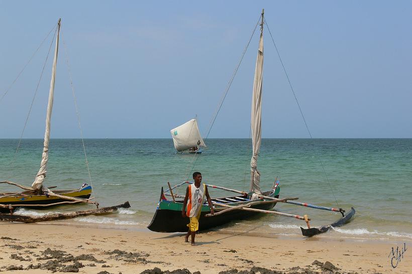 P1090335.JPG - Un pêcheur avec sa pirogue malgache.