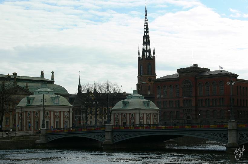 P1120008.JPG - Vue sur Riddarholmen (l'îlot des chevaliers). Elle fait partie de la vieille ville, Gamla Stan. L'église -Riddarholmskyrkan- fut le lieu d'enterrement des rois depuis le XVIe siècle