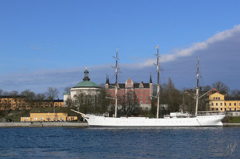 P1120041.JPG - L' Af Chapman est un trois-mâts carré en fer, amarré sur la rive ouest de l'île de Skeppsholmen, au centre de Stockholm. Construit en 1887-88, il navigua pour différentes compagnies avant de devenir navire école militaire pour la marine royale suédoise. Depuis 1949 il est  reconverti en auberge de jeunesse de 285 lits. En arrière plan, le Musée d'Antiquités Asiatiques et le Musée d'Art Moderne.