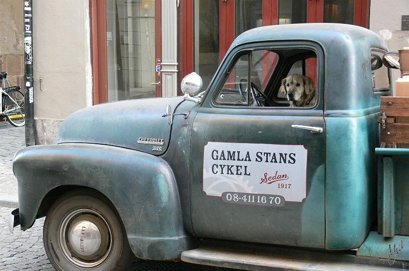 P1120092.JPG - Un camion d'antiquaire dans la vieille ville (Gamla Stan). À noter, il y avait encore un second chauffeur...