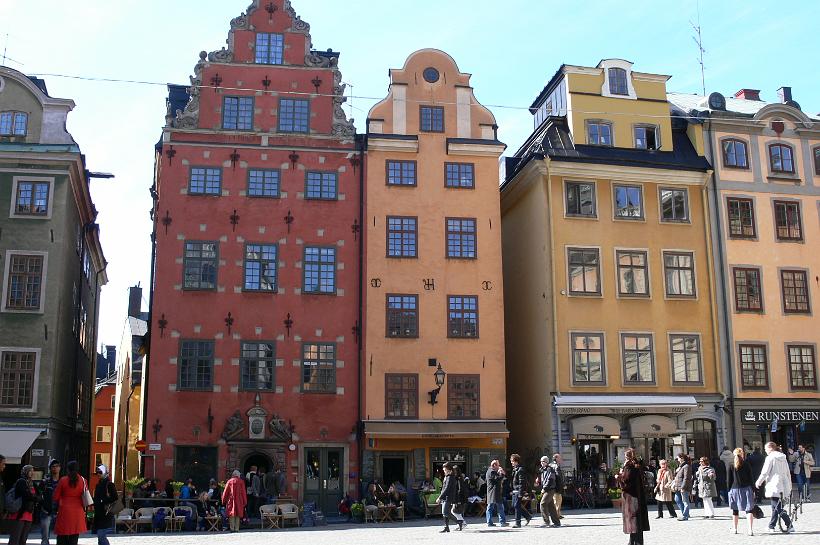 P1120191.JPG - La jolie place -Stortorget- au centre de la vieille ville. Ces maisons aux hautes façades de couleurs vives entourent le musée Nobel (créateur du prix Nobel, décerné chaque année à des personnes ayant apporté le plus grand bénéfice à l'humanité, par leurs inventions, découvertes,...)