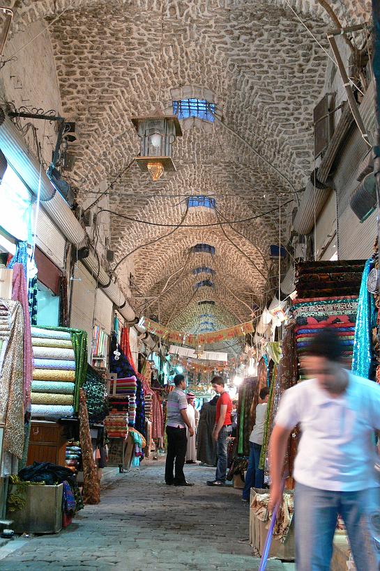 P1080588_SoukAlep.JPG - Les souks d'Alep ont la particularité d'être couverts. Dans ce labyrinthe qui semble être un désordre très organisé on trouve de tout, bijoux, épices, viandes, tissus,...mais bien regroupé dans des secteurs déterminés. Cette disposition des commerces en fonction des activités n'a pas changée depuis le XIIe s.