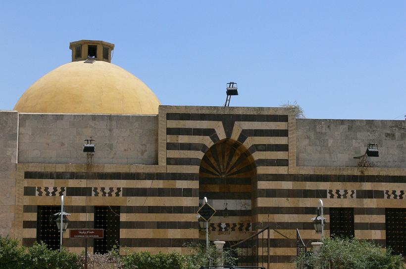 P1080623.JPG - Le hammam al-Labbadiyé avec son architecture de pierres noires et jaunes, héritée des mamelouks. Les mamelouks sont les membres d'une milice formée d'esclaves au service des califes musulmans et de l'Empire ottoman. Les Ottomans mirent fin à cette dynastie en 1517.