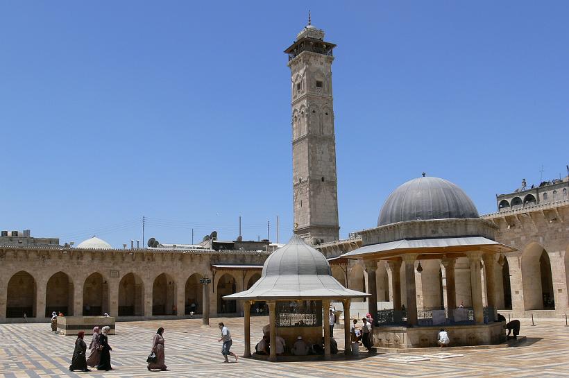 P1080779.JPG - La Grande Mosquée située au centre de la Mdiné (labyrinthe de ruelles où se concentre l'activité commerciale avec les souks). L'édifice remonte à 715-717. La mosquée dans son état actuel date de l'époque des mamelouks (XIV-XVe siècles). Le minaret seldjoukide de 45m de hauteur date de 1090-1092.