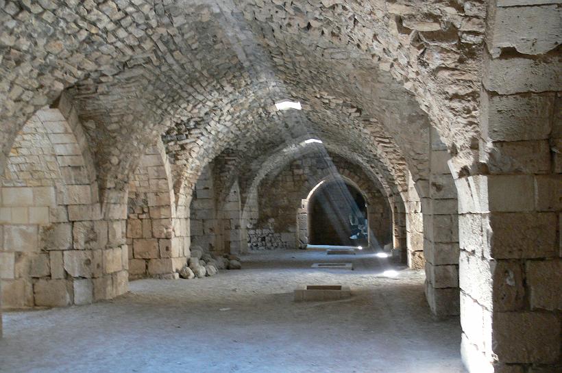 P1080990_KrakChevaliers.JPG - Il y vivaient des Arméniens, des Syriens chrétiens, des musulmans. Ce château étant placé à l'extrémité d'une croupe montagneuse, il n'est pas très grand. Il fallut donc l'aménager sur plusieurs niveaux où s'entassaient les hommes, les bêtes et les provisions.