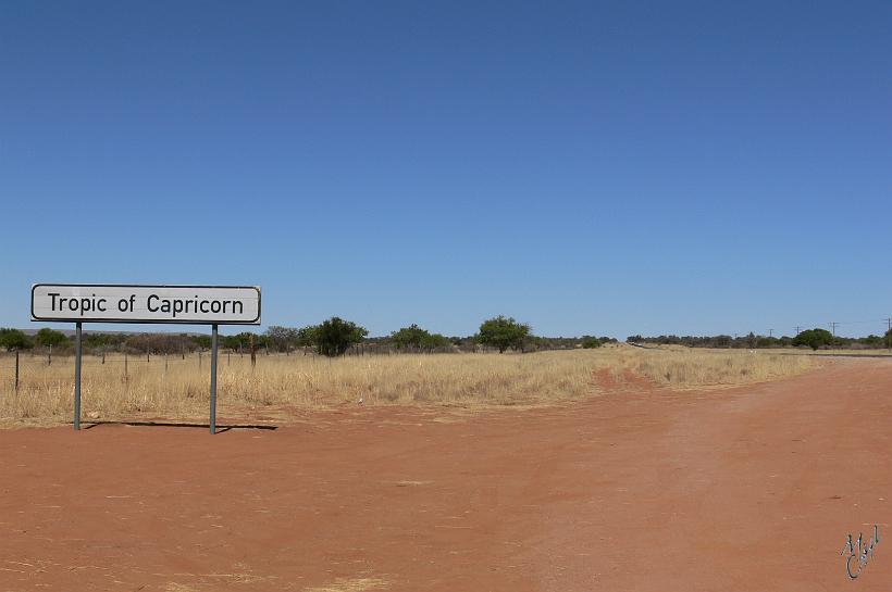 P1120920.JPG - La Namibie compte 2,2 million d'habitants (2,2 hab./km²) et au moins 11 groupes ethniques différents. La superficie du pays est aussi grande que la France et l'Italie réunies.