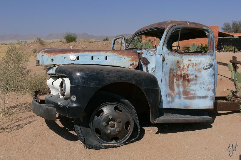 P1130468.JPG - Ces vieilles carcasses exposées à Solitaire mettent bien dans l'ambiance du désert et de la savane namibienne. Cet endroit est vraiment au milieu de nul part. La prochaine station service et le prochain resto sont à plusieurs heures de piste d'ici.