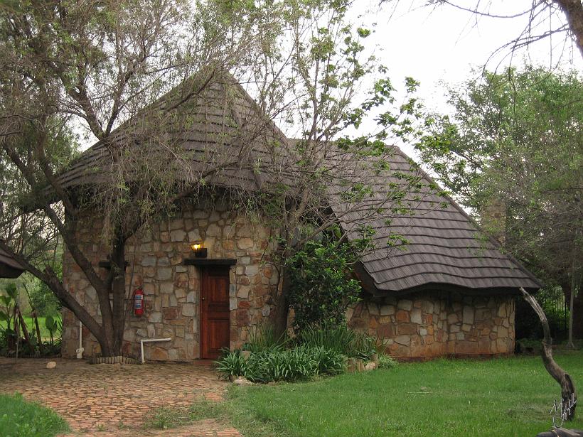 IMG_3599.jpg - Ma "chambre" dans le lodge situé au coeur du parc de Krugersdorp. On peut y observer env. 30 espèces de mammifères (Rhinocéros, Buffle, Girafe, Hippopotame, Zèbre, Antilope,...et bien sûr des lions).