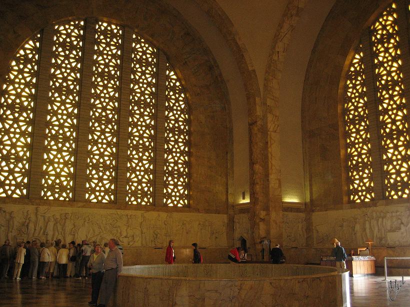 IMG_3692.jpg - Le monument est haut de 41 m et la frise intérieure en marbre qui retrace l'épopée des Voortrekkers mesure 92 m de long sur 2,3 m de hauteur et a un poids de 180 tonnes. C'est la plus grande frise en marbre au monde (sur le pourtour, à hauteur d'homme).