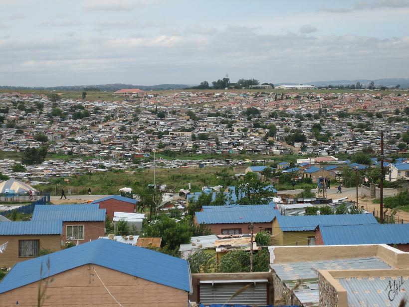 IMG_3721.jpg - Les abords de Soweto (South Western Township). Les dernières lois de l'apartheid ont été abolies en juin 1991. Pendant mes séjours, je n'ai pas vu de blancs dans les townships, ni rencontré de noirs à la direction des entreprises...Soweto est une banlieue noire à 15 km au sud-ouest de Johannesburg. Il ne faut surtout pas s'y rendre sans un guide (noir) local. Cette zone a été créée en 1951 (en application des lois d'apartheid) pour recevoir uniquement des résidents noirs.