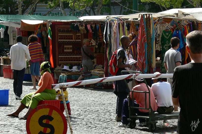 P1040794.JPG - Les étals ne sont pas réservés qu'aux touristes. Nombreux sont aussi les habitants des quartiers environnants qui viennent y faire leurs achats.