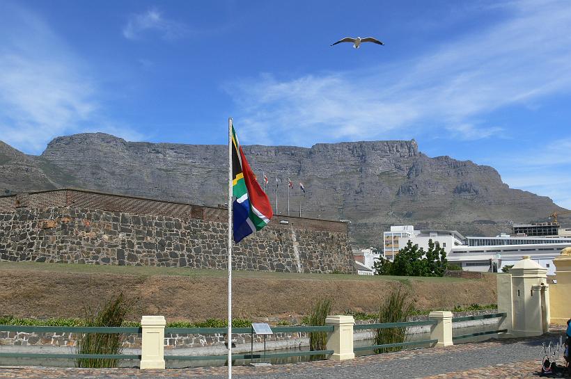 P1040846.JPG - Ce château est construit selon un plan en étoile. Le Cap n'est pas extrêmement grand. Le château, le port, la ville sont tous très proches et au pied de table mountain.