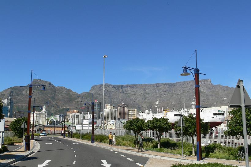 P1040979.JPG - Promenade vers le centre de la vieille ville avec table mountain en fond.