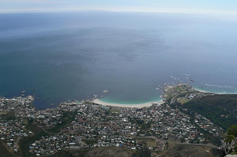 P1050023.JPG - Cape town au pied de la montagne. Ici je suis à plus de 1000m d'altitude...le Cap est à 0m.