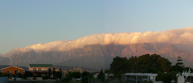 pano03.jpg - Des nuages accrochés aux montagnes.