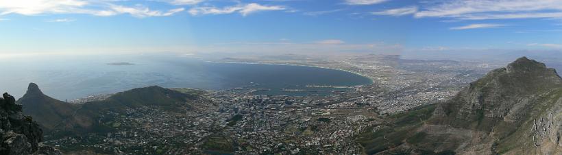 pano041.jpg - Cape town vu de table mountain.