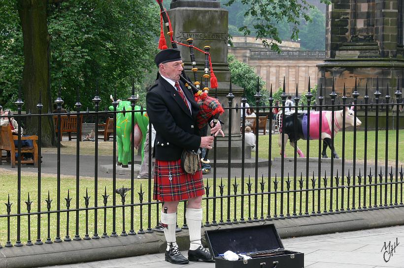 P1000729.JPG - Devant les Jardins de Princes Street à Edinburgh.