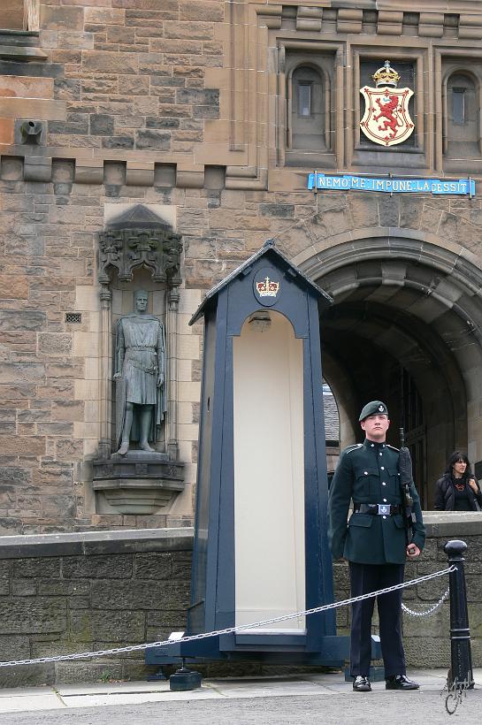P1000750.JPG - L'entrée du château d'Edinburg. Depuis quelques années, il n'est plus d'utilité militaire ou royale. Il est ouvert aux visiteurs pour des expositions et cérémonies.