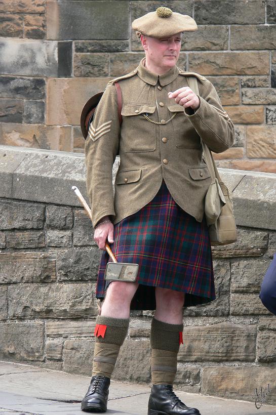 P1000752.JPG - Un employé à l'entrée du château d'Edinburgh. Trois côtés sont protégés par des falaises abruptes et l’accès au château ne se fait que par une route pentue.