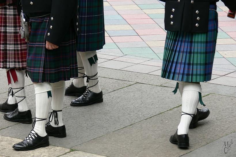 P1000757.JPG - Le kilt est fait de pure laine aux motifs colorés d'un «tartan». Les ghillie brogues (chaussures) sont lacés spécifiquement afin de former un triangle isocèle après avoir été tournés quatre fois.