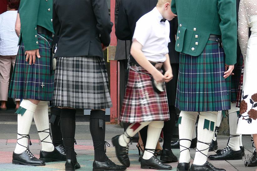 P1000764.JPG - Le tartan est une étoffe de laine à carreaux de couleurs. Chaque motif représente souvent un clan écossais précis.