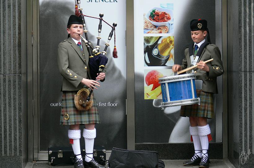 P1000862.JPG - Même les plus jeunes s'y mettent et animent les rues de Glasgow.