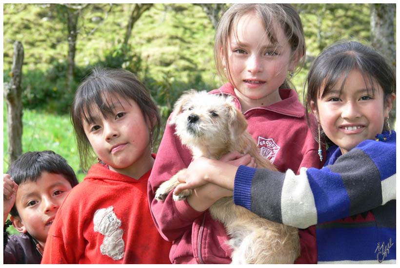 foto119.jpg - Micael, Silvia, Erica et Alicia avec leur chien. Une rencontre très joyeuse avec séance photo et vidéo pendant que j'attendais une voiture pour rejoindre la laguna Llaviucu