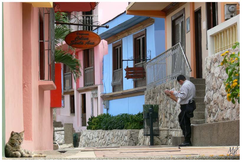 foto128.jpg - Une ruelle du quartier Cerro Santa Ana. Avec des policiers quasiment à chaque coin de rue - Guayaquil, Equateur