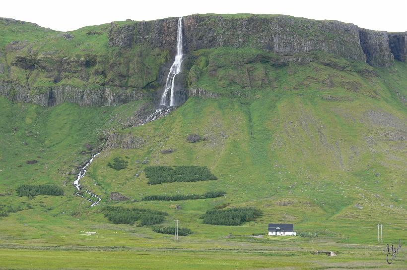 060729_Islande_Ouest_112.JPG - C'est dans ce genre de maison qu'il est possible de passer une nuit en chambre d'hôte. Là au moins on n'est pas dérangé par les voisins.