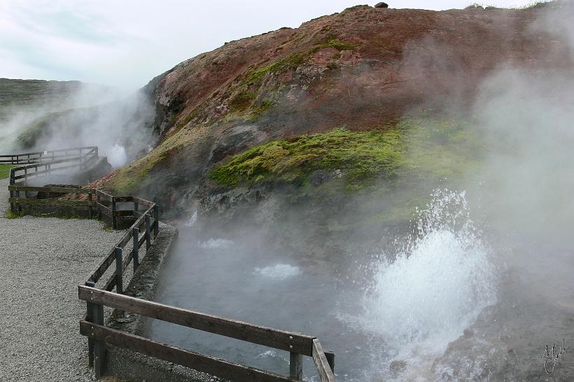 060730_Islande_Deildartunguhver_155.JPG - La source chaude de Deildartunguhver (ce n'est pas un forage). 180 litres/sec. d'eau à 100°C. Elle est utilisée pour le chauffage depuis 1925. L'eau est pompée jusqu'aux villes de Akranes et Borgafjödur (74km) où elle arrive à env. 77°C.