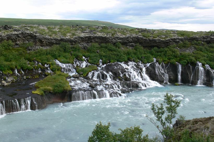 060730_Islande_Hraunfossar_132.JPG - Hraunfossar est une suite de petites cascades s'étalant sur environ un kilomètre. L'eau ruisselle sous un champ de lave pour se déverser dans la rivière Hvítá - qui signifie rivière blanche à cause d'eaux de fonte de glace rendues laiteuses par des sédiments.