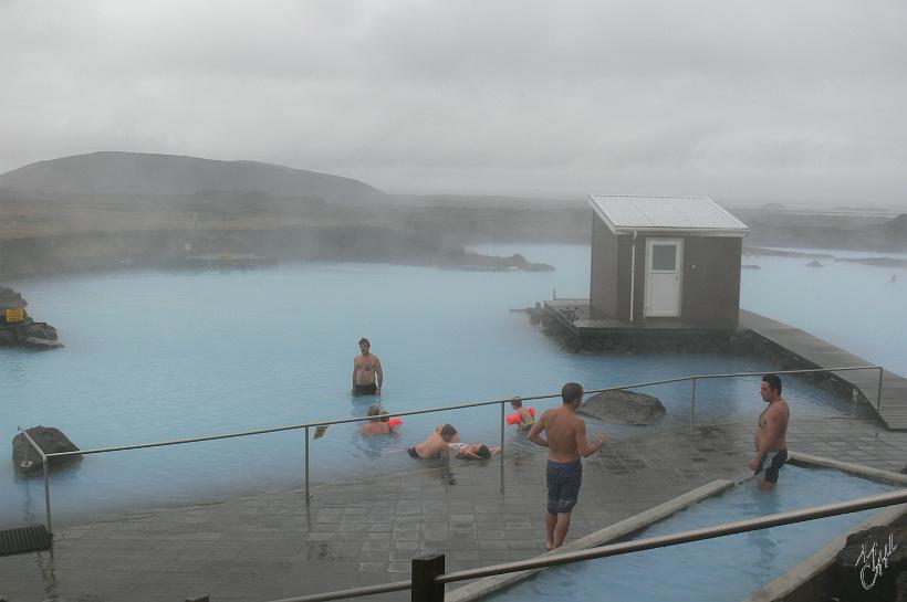 060731_Islande_Bains40C_Bjarnajflag_407.JPG - Non loin se situe une station géothermique qui fonctionne à la vapeur extraite du sol à 130°C. L'eau est bien sûr mélangée à de l'eau plus froide avant d'atteindre la zone de baignade. En faisant le tour de l'île il est possible de trouver un bain chaud quasiment chaque jour, près de chaque ville ou village.