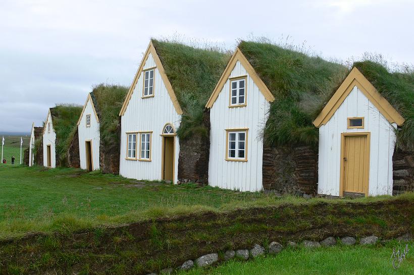 060731_Islande_FermeTourbe_Glaumbaes_265.JPG - Au Nord de l'île, l'ancienne ferme en tourbe de Glaumbaer transformée en écomusée. Cet ensemble de fermes traditionnelles date des 18ème et 19ème siècles