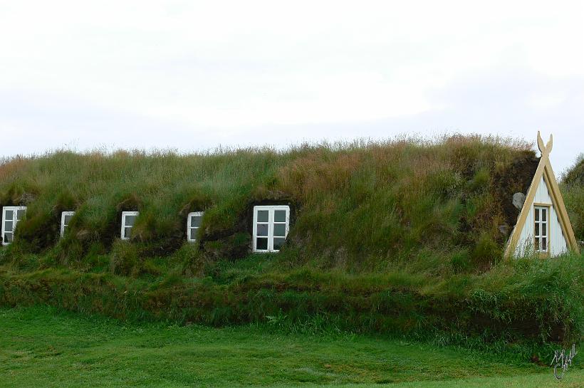 060731_Islande_FermeTourbe_Glaumbaes_275.JPG - En raison du manque de bois de chauffage et de construction, les islandais étaient pendant des siècles obligés d'enterrer leurs fermes et de rétrécir la taille des fenêtres. Le sol est en terre battue et les murs en tourbe.