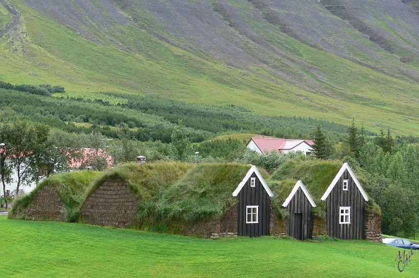 060731_Islande_FermeTourbe_Holar_252.JPG - Ancienne ferme en tourbe de Glaumbaer où on peut observer la vie dure que les habitants de l'île pouvaient mener à cette époque. Une partie de cette ferme était encore habitée jusqu'en 1947.