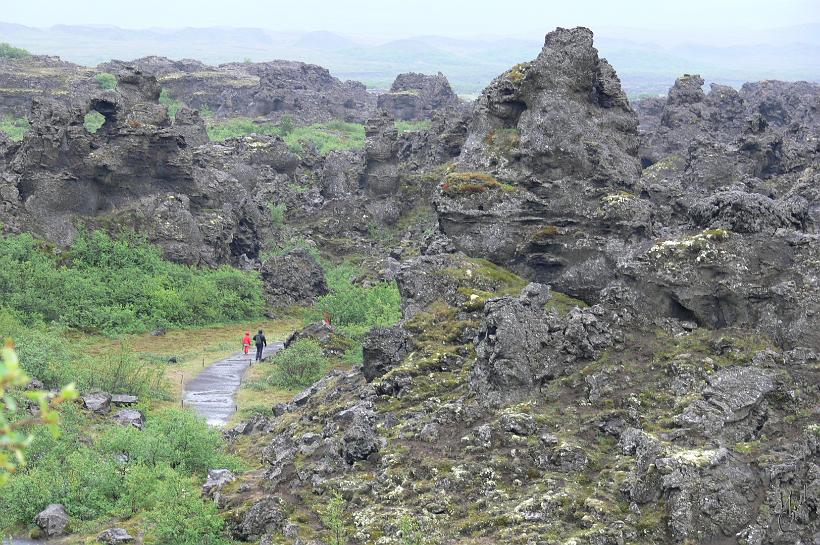 060731_Islande_ForetRochesDimmuborgir_325.JPG - Dimmuborgir (châteaux sombres) est une formation volcanique située au nord, près du lac Mývatn. Il y avait ici un lac de lave sur des terrains humides. La vapeur d'eau qui s'échappait a refroidi la lave provoquant ces formations en colonnes.