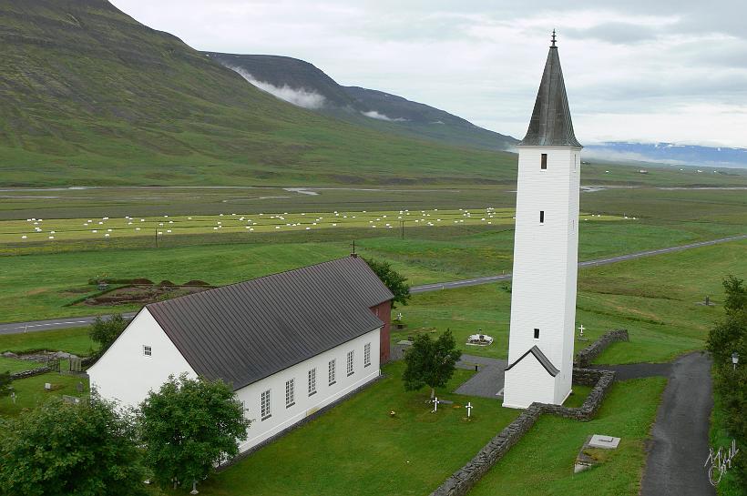 060731_Islande_Holar_257.JPG - Les possibilités d'hébergement restent limitées en Islande (il y a peu d'hôtels). Mais il est toujours possible de trouver un endroit pour dormir. Comme ici à Hólar, un petit village d'environ 100 habitants situé au nord-ouest et où l'ancien évêché propose des chambres aux touristes.