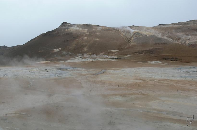 060731_Islande_SiteGeothermiqueHverarond_370.JPG - Avec le sifflement des fumerolles et la terre qui vibre sous les pieds, on se sent comme sur une autre planète. L'activité du sous-sol est impressionnante ici à Námafjall.