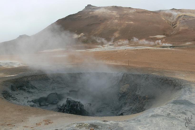 060731_Islande_SiteGeothermiqueHverarond_382.JPG - Ces trous où la boue est en ébullition s'effondrent et s'agrandissent. Il ne faut surtout pas s'approcher trop près afin de ne pas être atteint par les projections brûlantes.