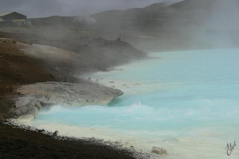 060731_Islande_StationGeothermiqueBjarnajflag_356.JPG - Ceci est le déversoir de la centrale géothermique de Bjarnajflag. Elle est en fonction depuis 1969 et produit 2,6 MégaWatt d'électricité. Mais même après utilisation, l'eau est encore bouillonnante et il est impossible de s'y baigner.