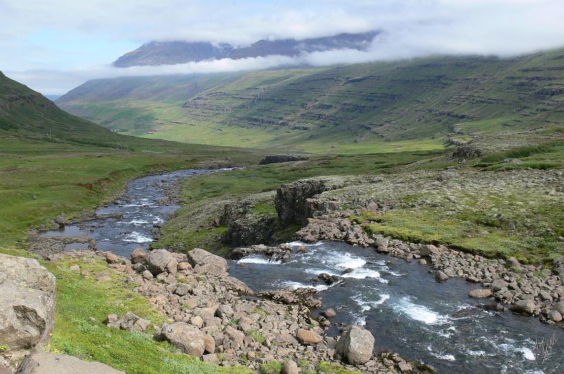 060802_Islande_Seydisfjordur_NE_521.JPG - Au fond on voit déjà le fjord de Seyðisfjörður...il ne reste plus qu'à traverser quelques nuages pour y arriver.