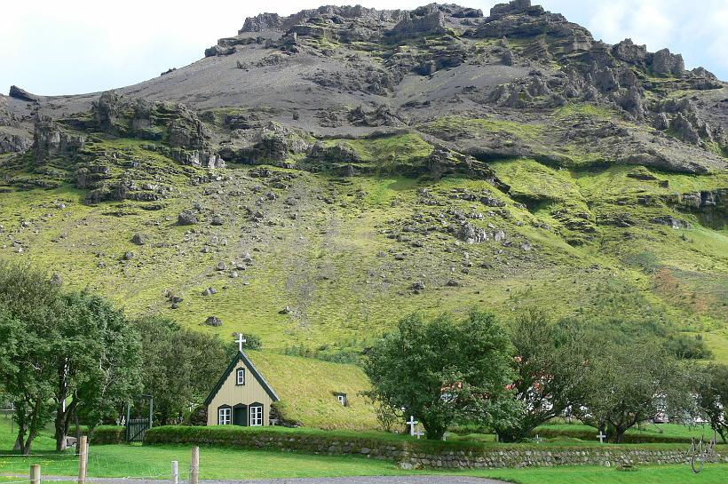 060806_Islande_Hofn_935.JPG - Litla-Hof est situé à une dizaine de kilomètres de Höfn (au sud de l'île). Ce petit village sur la route n°1 doit son nom à une église (Hof en islandais) typique, en tourbe, pierre, et au toit en herbe.