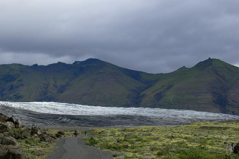 060806_Islande_Skaftafellsjokull_S_941.JPG - Le glacier Skaftafellsjokull dans le sud-est. Une belle balade permet de l'atteindre et de marcher sur la glace. De petits panneaux placés le long de cette promenade indique les emplacements de son bord durant les dernières années et montrent à quel point il a déjà reculé.