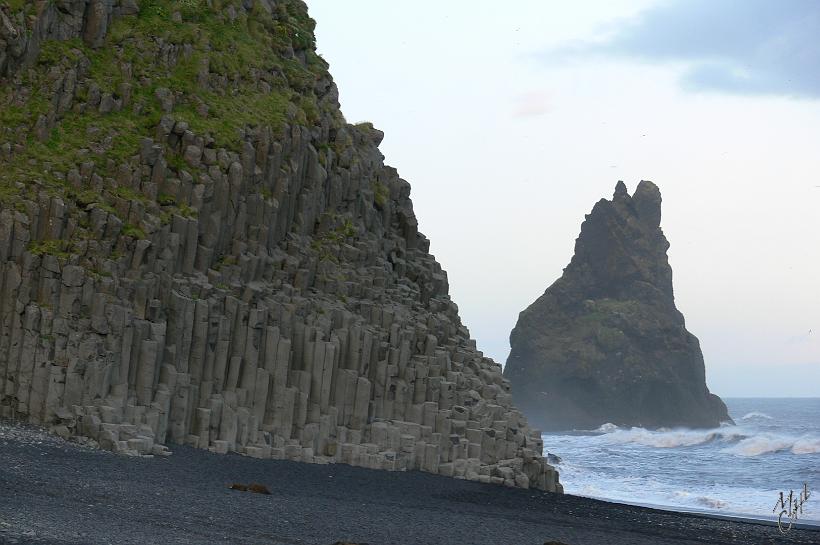 060806_Islande_Vik_Sud_167.JPG - Vik est l’endroit le plus pluvieux d’Islande, réputé pour sa fabrique de laine et sa plage de sable noir avec ces grottes d’orgues basaltiques qui plongent dans la mer.