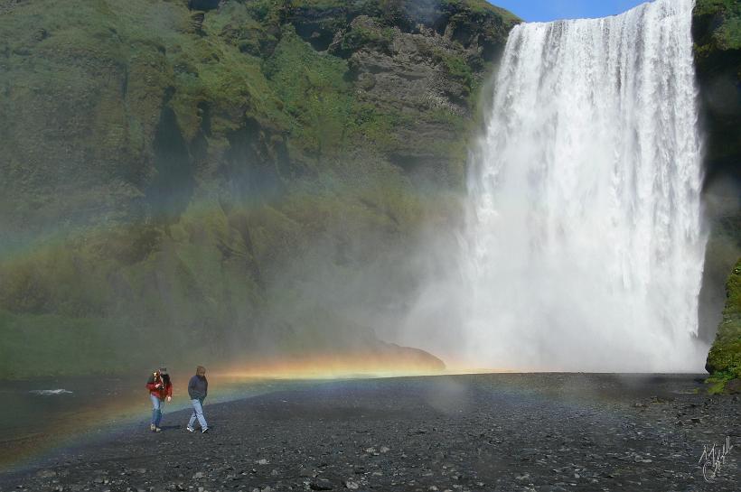 060807_Islande_Skogafoss_TresorViking_312.JPG - La chute Skógafoss dans le petit village de Skógar dans le sud de l'Islande. Si le soleil brille il est possible de voir cet arc-en-ciel au dessus de la rivière.