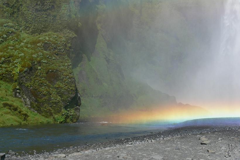 060807_Islande_Skogafoss_TresorViking_336.JPG - On raconte que ces couleurs ne sont pas dues à l'eau, mais qu'un coffre se trouverait derrière la cascade, déposé ici par le Viking Þrasi Þórólfsson et que ces couleurs sont le reflet de l'or qui s'y trouve encore.