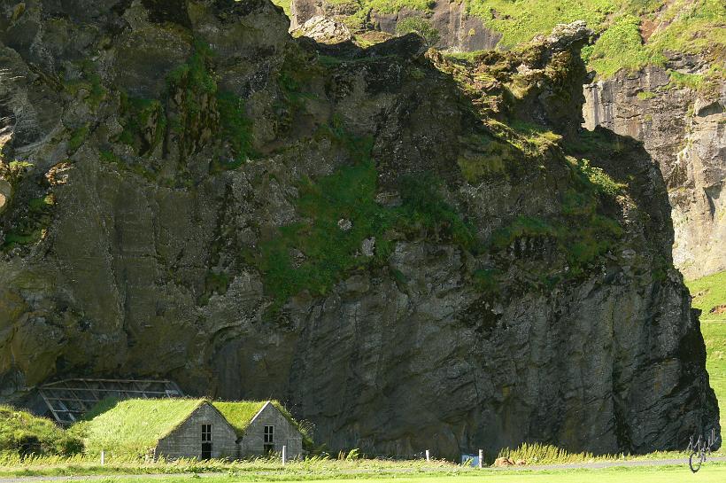 060807_Islande_Sud_357.JPG - Quelques anciennes maisons dans le village de Skógar.