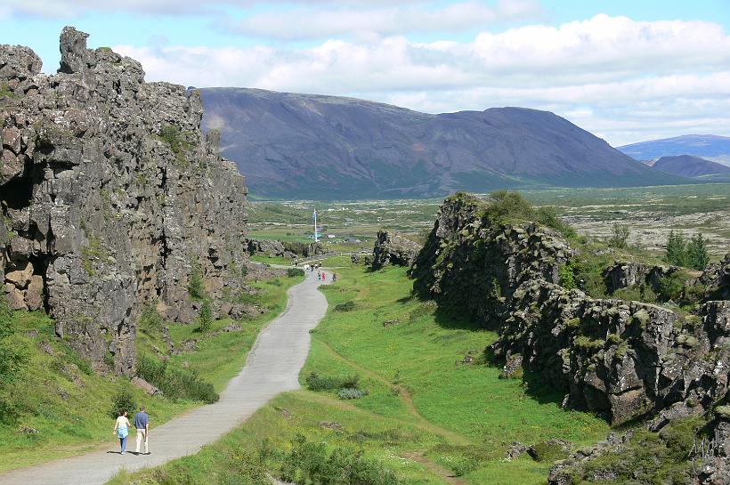 060809_Islande_Parc_Pingvellir_763.JPG - Þingvellir se trouve au milieu de la ligne séparant l’Amérique de l’Eurasie et qui coupe l’Islande en deux. Ce parc est l’un des seuls endroits où la scission entre la plaque américaine et la plaque eurasienne, autrement dit le Rift, est visible.