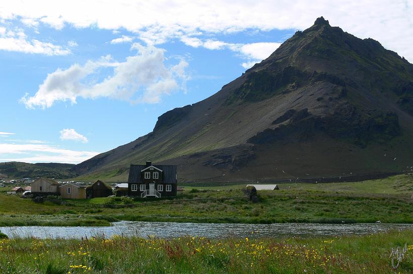 290706_Islande_Arnastapi_088.JPG - Atterrissage à Reykjavík, je décide de faire le tour dans le sens des aiguilles d'une montre. Ici, arrivée à Arnastapi. Le temps en Août est idéal. Sec, entre 10-20°C et de longues journées...au nord, j'ai pu prendre des photos de nuit sans flash.