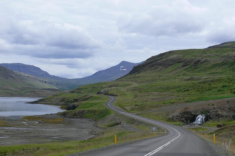 290706_Islande_SudOuest_051.JPG - L'Islande est soumise à l'influence des vents froids polaires, mais grâce au Gulf Stream, les températures ne s'éloignent jamais beaucoup de 0 °C (5 °C en moyenne annuelle à Reykjavik).